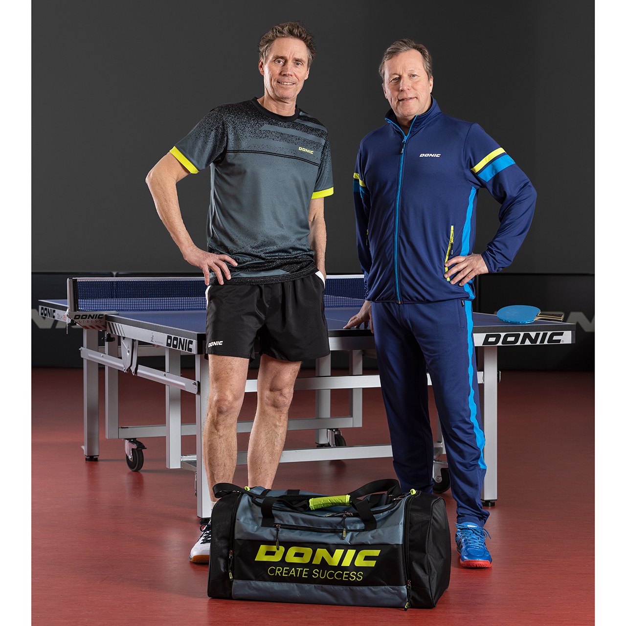 donic-tracksuit_paddox_navy-shirt_atlas_anthra-bag-player-web DONIC Anzug Paddox marine/cyan/lime