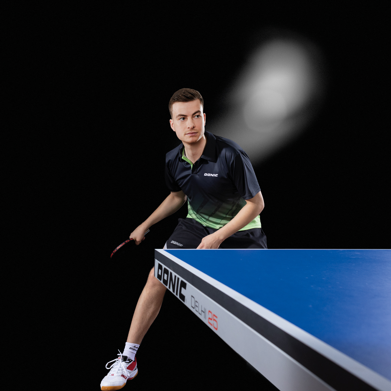 donic-poloshirt_flow-green-models_02-web DONIC Poloshirt Flow schwarz/limegrün player 01