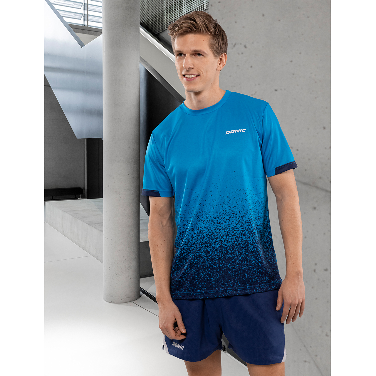 donic-shirt_split-cyan_models-web DONIC Tischtennis T-Shirt Split blau Model